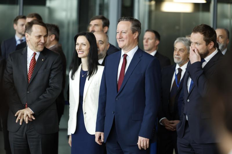 <p>Radoslaw Sikorski (l-r), Außenminister von Polen, Mariya Gabriel, Außenministerin von Bulgarien, David Cameron, Außenminister von Großbritannien, und Margus Tsahkna, Außenminister von Estland, nahmen an einer Zeremonie im Nato-Hauptquartier teil.</p>