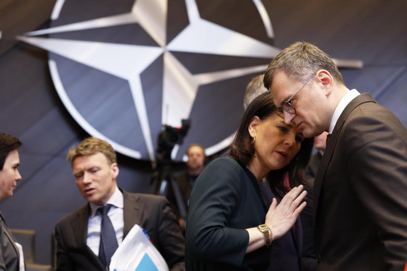 <p>Annalena Baerbock (2.v.r), Außenministerin von Deutschland, spricht mit Dmytro Kuleba, Außenminister der Ukraine, während einer Sitzung des Nato-Ukraine-Rates in Brüssel.</p>