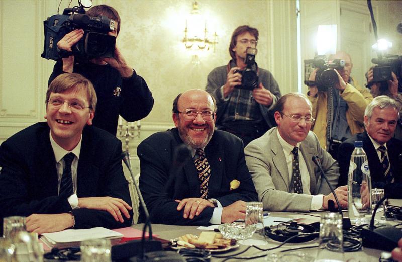 <p>Dieses Bild entstand im Oktober 1999, als Jaak Gabriëls (ganz rechts) Landwirtschaftsminister in der Föderalregierung war. Außerdem erkannt man von links Premierminister Guy Verhofstadt, Außenminister Louis Michel und den für Telekommunikation zuständigen Föderalminister Rik Daems.</p>