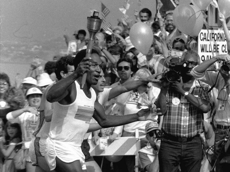 <p>Ein Schnappschuss aus dem Jahr 2984: O.J. Simpson trägt die olympische Fackel durch die Straßen von Santa Monica.</p>