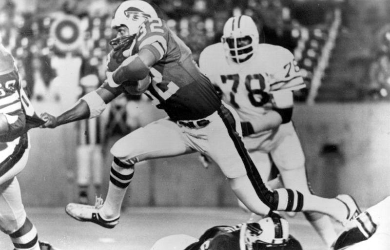<p>Buffalo Bills Runningback O.J. Simpson (Mitte) rennt über einige Teamkollegen hinweg, als er sich an Joe DeLamielleurs (68) festhält, während eines NFL-Footballspiels gegen die Tampa Bay Buccaneers im Rich Stadium in Buffalo im Jahr 1977.</p>
