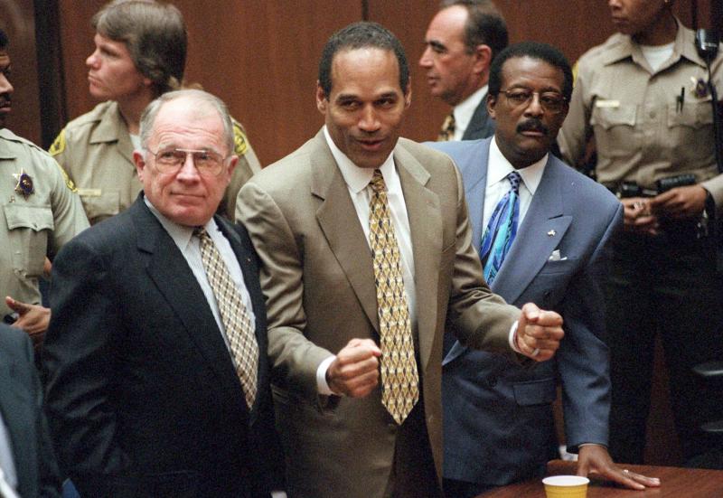 <p>Auf diesem Archivfoto vom 3. Oktober 1995 reagiert O.J. Simpson (Mitte), als er im Zusammenhang mit dem Tod seiner Ex-Frau Nicole Brown Simpson und ihres Freundes Ron Goldman in Los Angeles für nicht schuldig befunden wird.</p>
