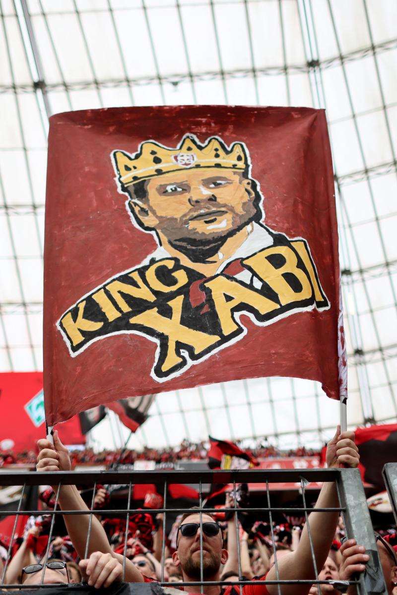 <p>Ein Leverkusener Fan halten ein Transparent mit der Aufschrift „King Xabi“ in Anlehnung an Trainer Xabi Alonso in die Höhe.</p>
