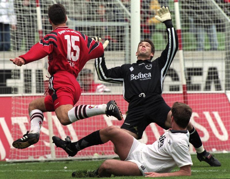 <p>Uwe Kamps (rechtsin der Bundesliga im Einsatz, hier in einem Spiel im April 1998 gegen Leverkusens Stürmer Paulo Rink (l.). Die Szene beobachtet auch der Mönchengladbacher Stephan Paßlack (vorn).</p>