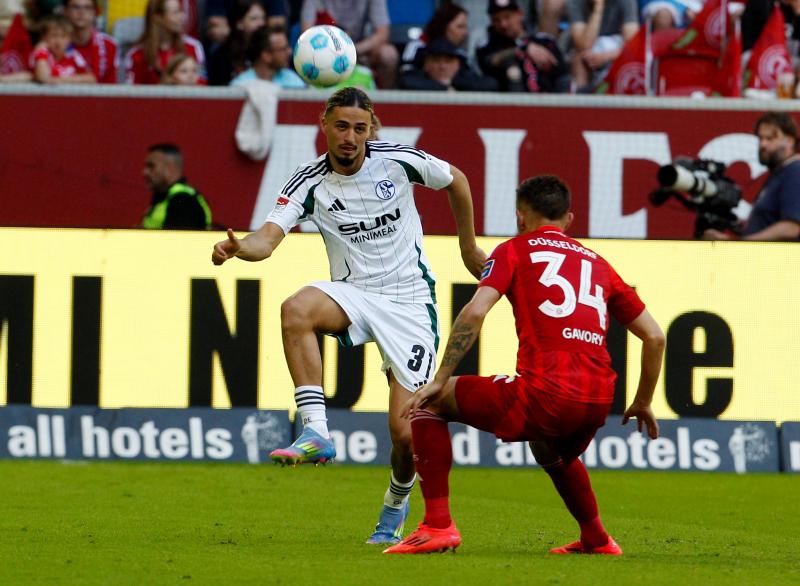 <p>Der Düsseldorfer Nicolas Gavory (r.) und der Schalker Taylan Bulut im Duell</p>