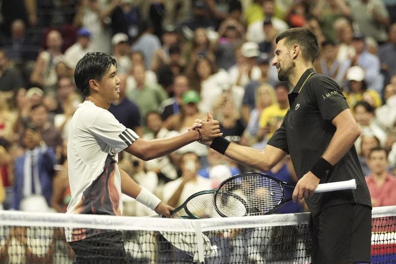 <p>Novak Djokovic (rechts) feiert nach seinem Sieg über Learner Tien.</p>