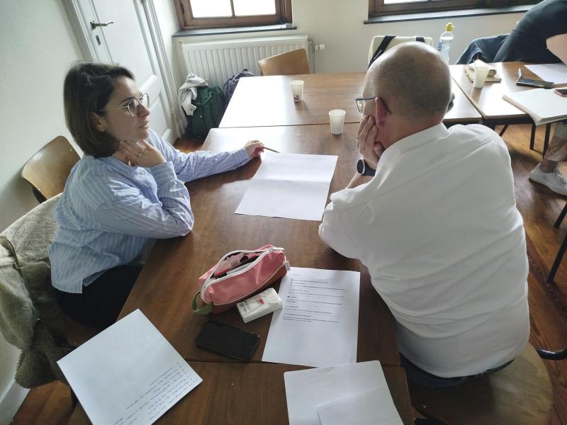 <p>In einem Workshop haben der Schulträger und die Schulleiter der freien katholischen Schulen die neue KI-Charta erarbeitet. Hier im Bild zu sehen: Marie Kever, Schulleiterin der PDS Eupen, und Marc Peters, Schulleiter der BS St.Vith.</p>