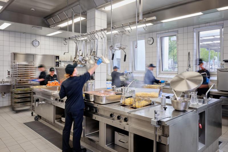<p>Das Team der Zentralküche bereitet täglich zwischen 5 Uhr und 9.30 Uhr in einem festgelegten Ablauf die Speisen frisch zu.</p>