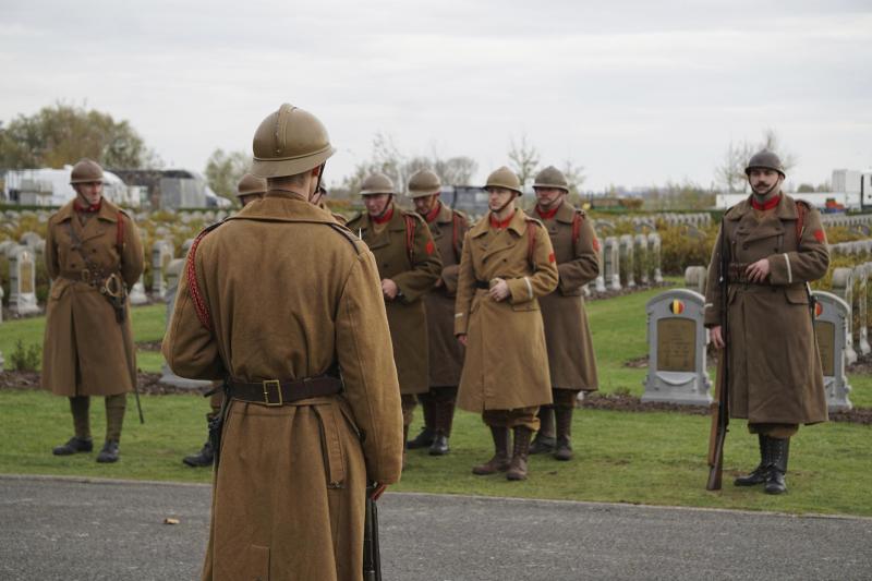 <p>Ein unbekannter belgischer Soldat, dessen Überreste an der Yser gefunden wurden, erhielt am Vorabend des Gedenktages in De Panne ein militärisches Begräbnis mit Ehren.</p>
