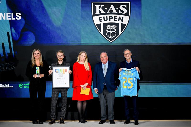 <p>Jessica Loo (ganz links), Marc Cürtz (2.v.l.) und Thomas Herbert (ganz rechts) nahmen die Auszeichnung von Pascale Van Damme (Bildmitte)und Michel D’Hooghe (2.v.r) entgegen.</p>