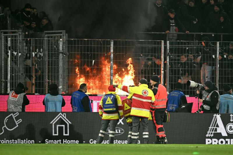 <p>Im Frankfurter Fanblock brennt ein Feuer.</p>