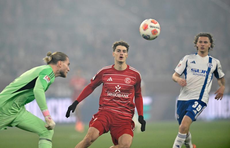 <p>Schalke-Torwart Loris Karius, Luca Raimund (Fortuna Düsseldorf) und Mika Wallentowitz (Schalke 04, von links) kämpfen um den Ball.</p>
