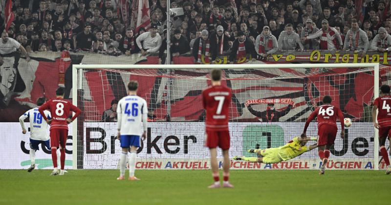 <p>Kenan Karaman (links, mit der Nummer 19) erzielt das Tor zum 1:0 für Schalke gegen Fortuna-Torwart Florian Kastenmeier (rechts).</p>