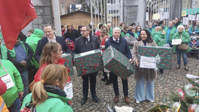 <p>Am Mittwoch gab es vergiftete Geschenke für die Vertreter der DG-Regierung.</p>
