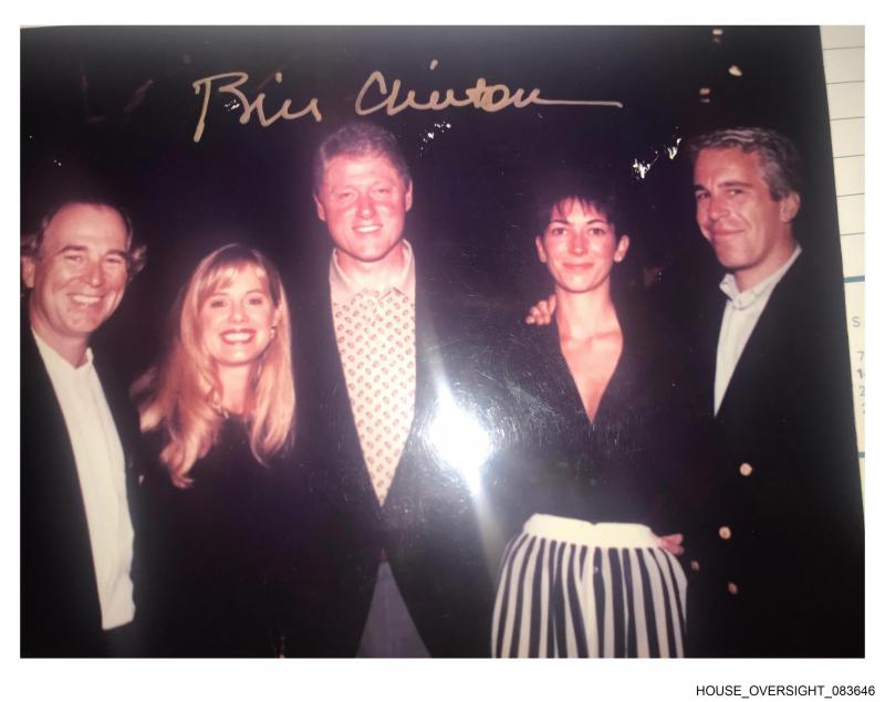 <p>Dieses undatierte vom House Oversight Committee via AP veröffentlichte Foto zeigt den ehemaligen US-Präsidenten Bill Clinton (M-r), Ghislaine Maxwell und Jeffrey Epstein, mit Clintons Unterschrift oben auf dem Foto.</p>