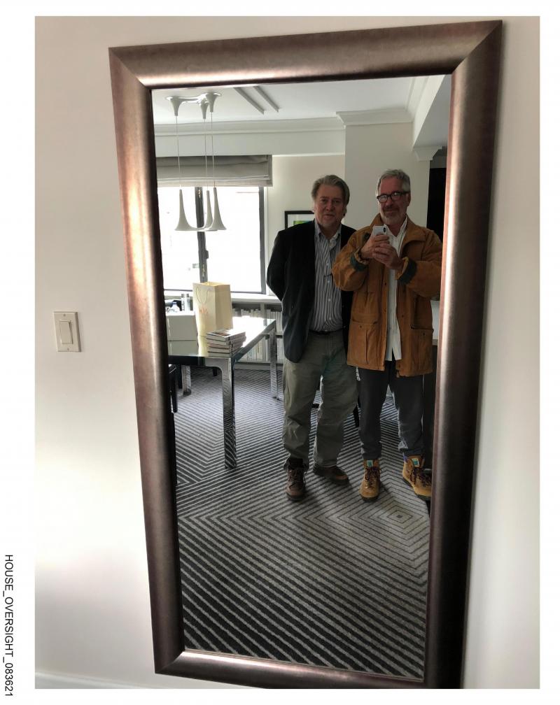 <p>Dieses undatierte vom House Oversight Committee via AP veröffentlichte Foto zeigt Steve Bannon (links) und Jeffrey Epstein.</p>