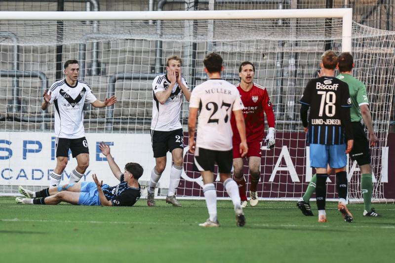 <p>Fassungslose Gesichter bei den AS-Spielern: Club NXT erhielt nach knapp 20 Minuten einen Foulelfmeter.</p>