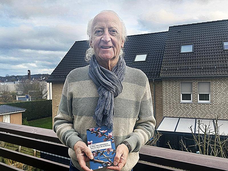 <p>Autor Georges Heck mit dem Gedichtband „Es blühe dein Lebensbaum – Que ton arbre de vie fleurisse“, der im Grenz-Echo Verlag erschienen ist. Das zweisprachige Buch versammelt kurze, dichte Gedichte, die aus einem über Jahrzehnte gewachsenen Schreibprozess hervorgegangen sind und zum Innehalten, Mitdenken und Weitergehen einladen.</p>