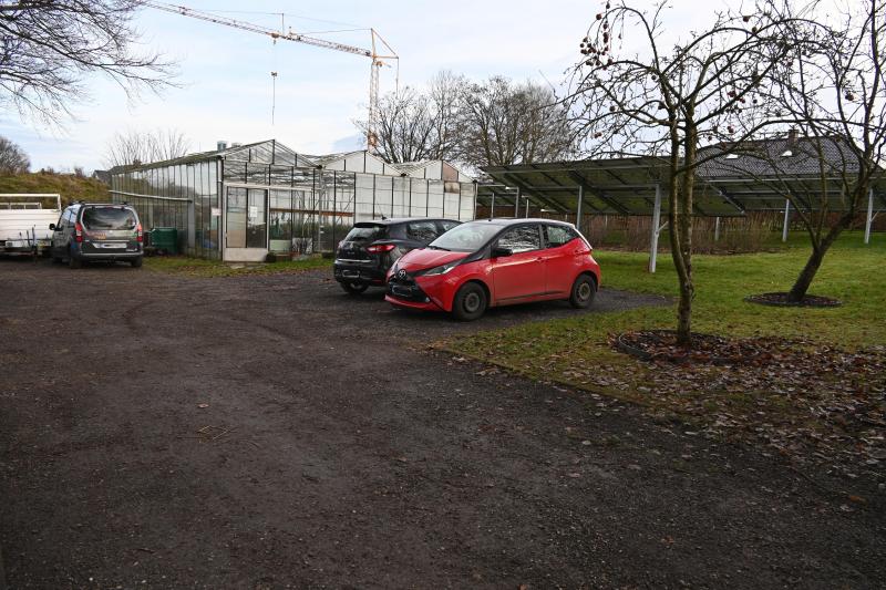 <p>Der Neubau mit 21 Wohnplätzen soll im hinteren Bereich des Gelände des Hof Peters entstehen, wo sich derzeit die Gewächshäuser befinden.</p>