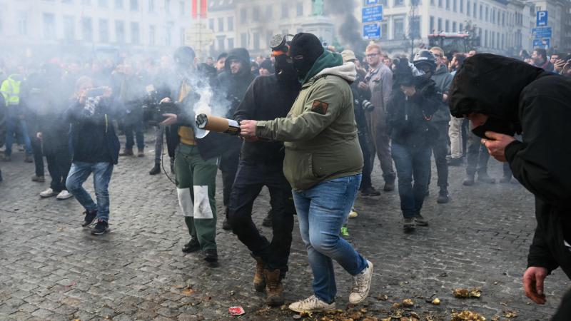 <p>Feuer, Böller, Reifen: Eskalation beim Bauernaufstand in Brüssel</p>