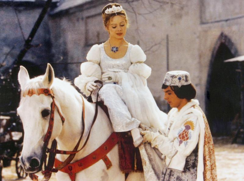 <p>Der Prinz (Pavel Trávníček) passt Aschenbrödel (Libuše Šafránková) den verlorenen Schuh an – Szene aus «Drei Haselnüsse für Aschenbrödel»</p>