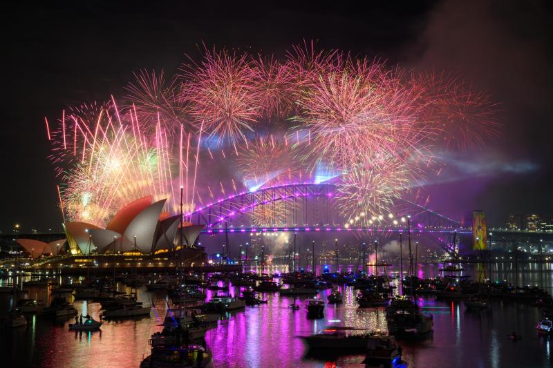 <p>Feuerwerk über dem Hafen von Sydney während des Silvesterfeuerwerks am Mrs Macquaries Point.</p>