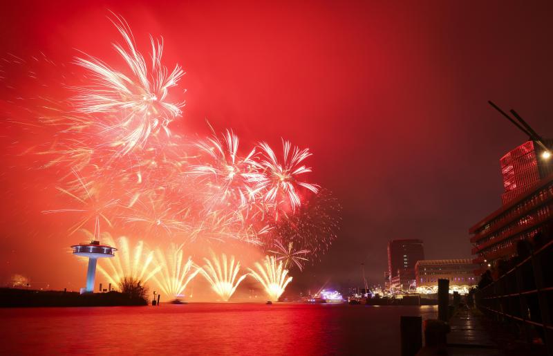 <p>Blick auf das Silvesterfeuerwerk hinter der schwimmenden Bühne der ZDF-Silvestershow am Chicagokai vor dem Westfield Hamburg-Überseequartier in der Hafencity.</p>