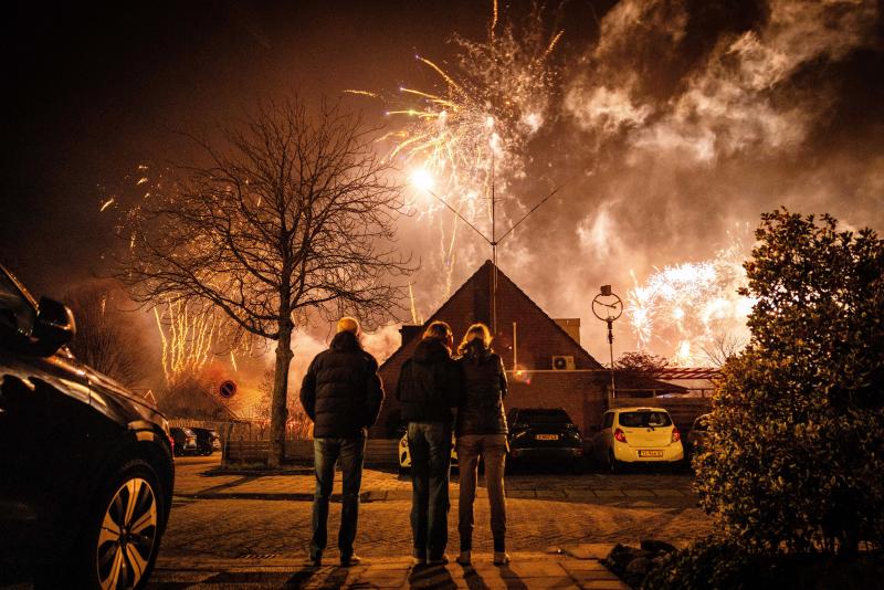 <p>Die Bewohner eines Viertels in Maasdam begrüßen das neue Jahr mit Feuerwerk.</p>