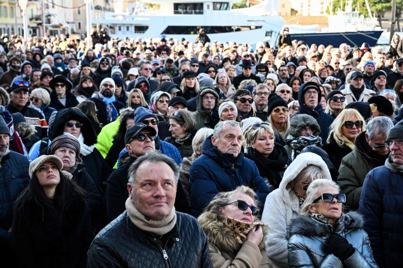 <p>Menschen verfolgen in Saint-Tropez auf einem Bildschirm die Live-Übertragung der Trauerfeier.</p>