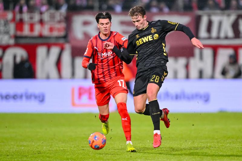 <p>Mathias Honsak (links) und Sebastian Sebulonsen (rechts) kämpfen um den Ball.</p>