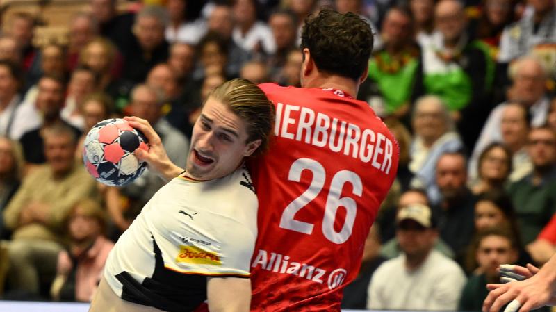 <p>Die deutschen Handballern um Juri Knorr (links) gewinnen gegen Österreich.</p>