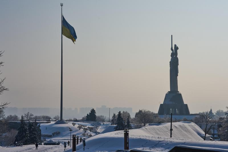 <p>Die Nationalflagge und das Mutterlandsdenkmal erheben sich über der Stadt, während die Ukraine inmitten der regelmäßigen russischen Luftangriffe auf den Energiesektor des Landes, die die Menschen ohne Strom, Heizung und Wasser lassen, von starkem Frost heimgesucht wurde.</p>