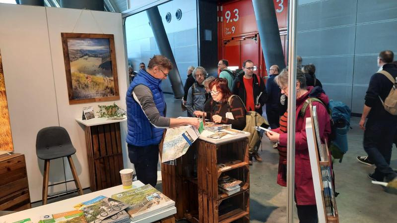 <p>Durch einen eigenen Stand auf der Messe konnten die zahlreichen Besucher in Stuttgart den ostbelgischen Radweg kennenlernen.</p>