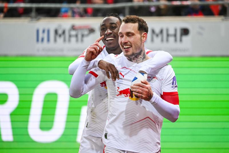 <p>Yan Diomandé und David Raum jubeln nach dem Treffer zum 0:3 für Leipzig.</p>