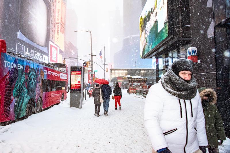 <p>New Yorker und Touristen trotzen der Kälte, um den Times Square zu besuchen, während ein Wintersturm Schnee und kalte Temperaturen in die Stadt bringt.</p>