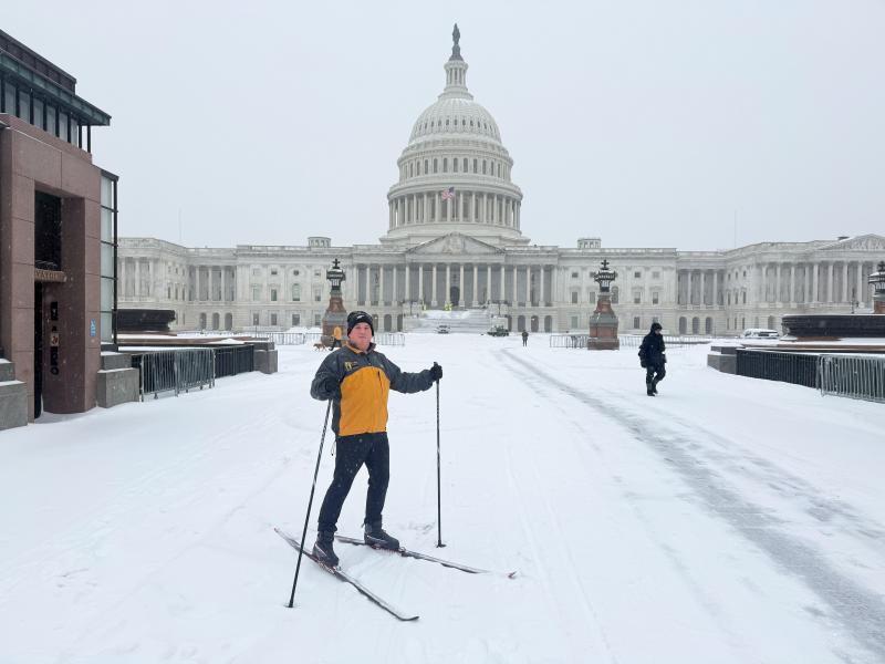 <p>Ein Mann steht mit Skiern im Schnee vor dem US-Kapitol in Washington.</p>