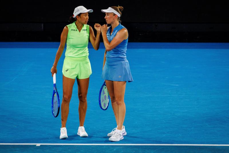 <p>Elise Mertens (rechts) berät sich mit ihrer Partnerin Shuai Zhang (links)</p>