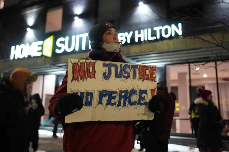 <p>Ein Demonstrant bläst eine Trillerpfeife während einer Lärmdemonstration vor einem Hotel, in dem seiner Meinung nach ICE-Agenten untergebracht sind, als Reaktion auf bundesstaatliche Einwanderungsmaßnahmen in der Stadt.</p>