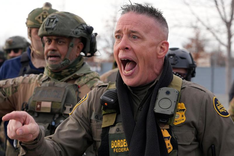 <p>US-Grenzschutz Commander Gregory Bovino schreit in Minneapolis Demonstranten an.</p>
