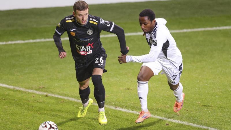 <p>Isaac Nuhu (rechts) in Aktion</p>