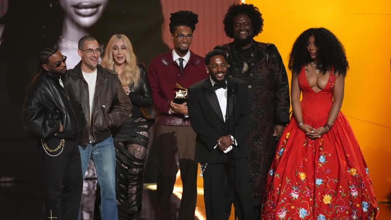 <p>Sounwave (v.l.n.r.), Jack Antonoff, Ruchaun Aker, Kendrick Lamar, Kamasi Washington und SZA nehmen den Preis für die Aufnahme des Jahres für „Luther“ entgegen. Cher (3.v.l) schaut zu.</p>