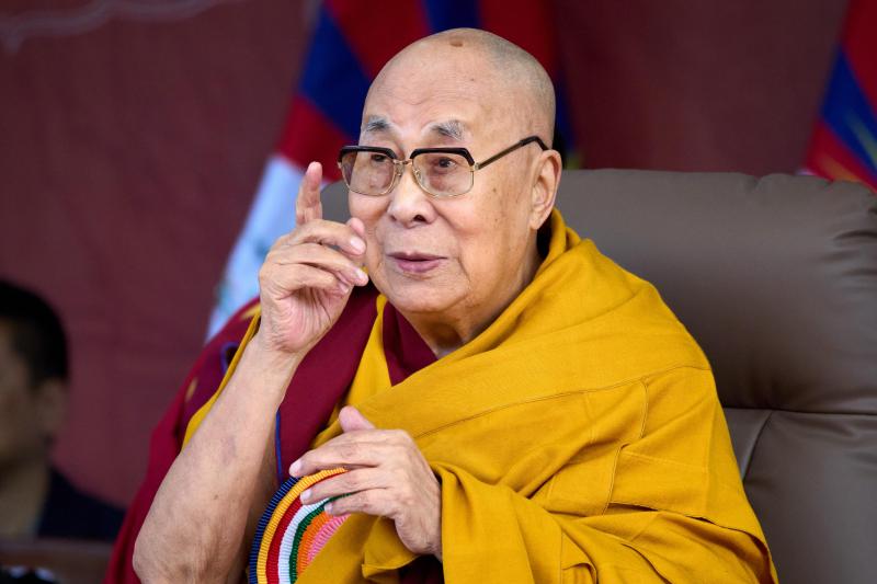 <p>Der Dalai Lama, geistiges Oberhaupt der tibetischen Buddhisten, gestikuliert während einer Veranstaltung in Dharamsala (Indien).</p>