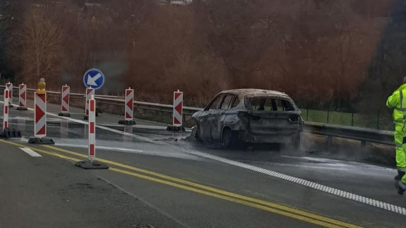 <p>Einsatzkräfte löschten den Autobrand schnell.</p>