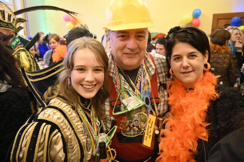 <p>Möhnenempfang im Kultuhaus: Louisa Weidner (links) und die Alster Obermöhn Andrea Theissen nahmen Bürgermeister Alain Stellmann alias „Stellmännchen“ sanft in die Mangel.</p>