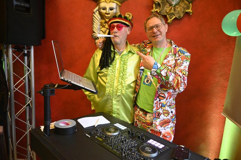 <p>DJ Danny alias Daniel Schwall löste DJ Paul (Michaelis) am närrischen Mischpult ab.</p>