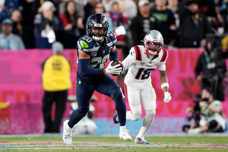 <p>Julian Love fängt in der zweiten Halbzeit einen Ball vor dem Wide Receiver Kyle Williams der New England Patriots ab.</p>