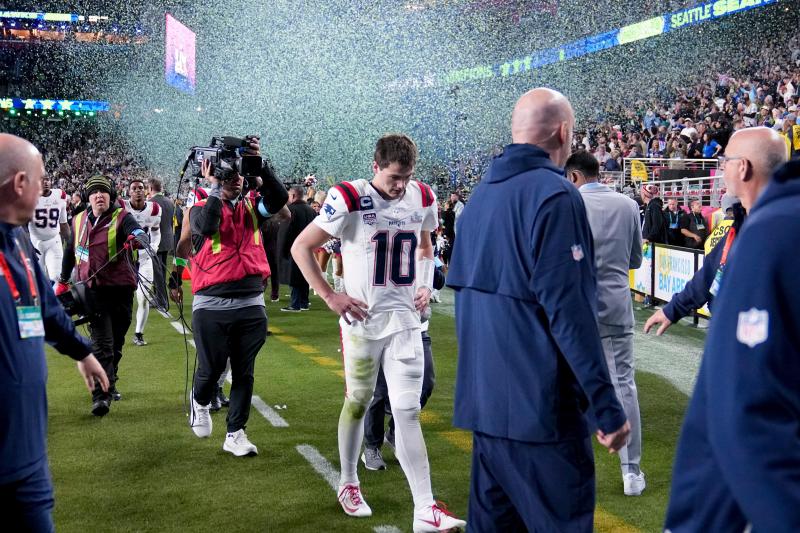 <p>Der Quarterback der New England Patriots, Drake Maye, geht nach der Niederlage vom Feld.</p>