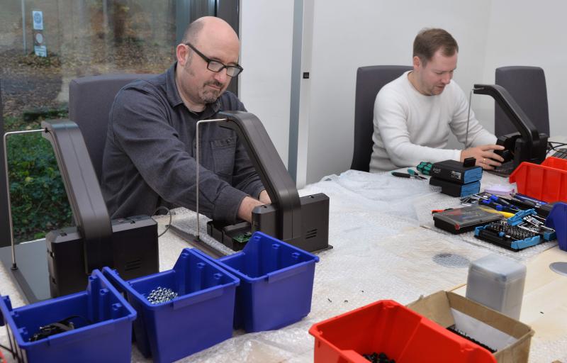 <p>Der Zusammenbau der Scanner erfolgte in Handarbeit.</p>