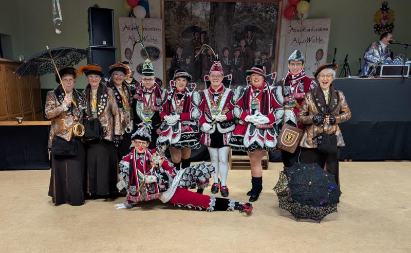 <p>Gemeinsam stark in die närrische Zeit: Beim Altweiberfrühstück in Herbesthal posierten die Alten Weiber zusammen mit dem KeNeHeMo-Prinzengespann für ein Gruppenfoto.</p>