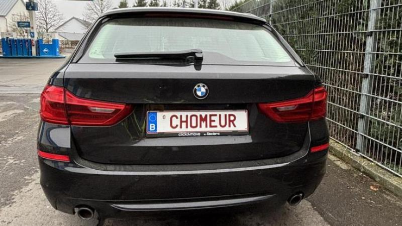 <p>Die Nummerntafel „Chomeur“ ist inzwischen an einem BMW angebracht.</p>